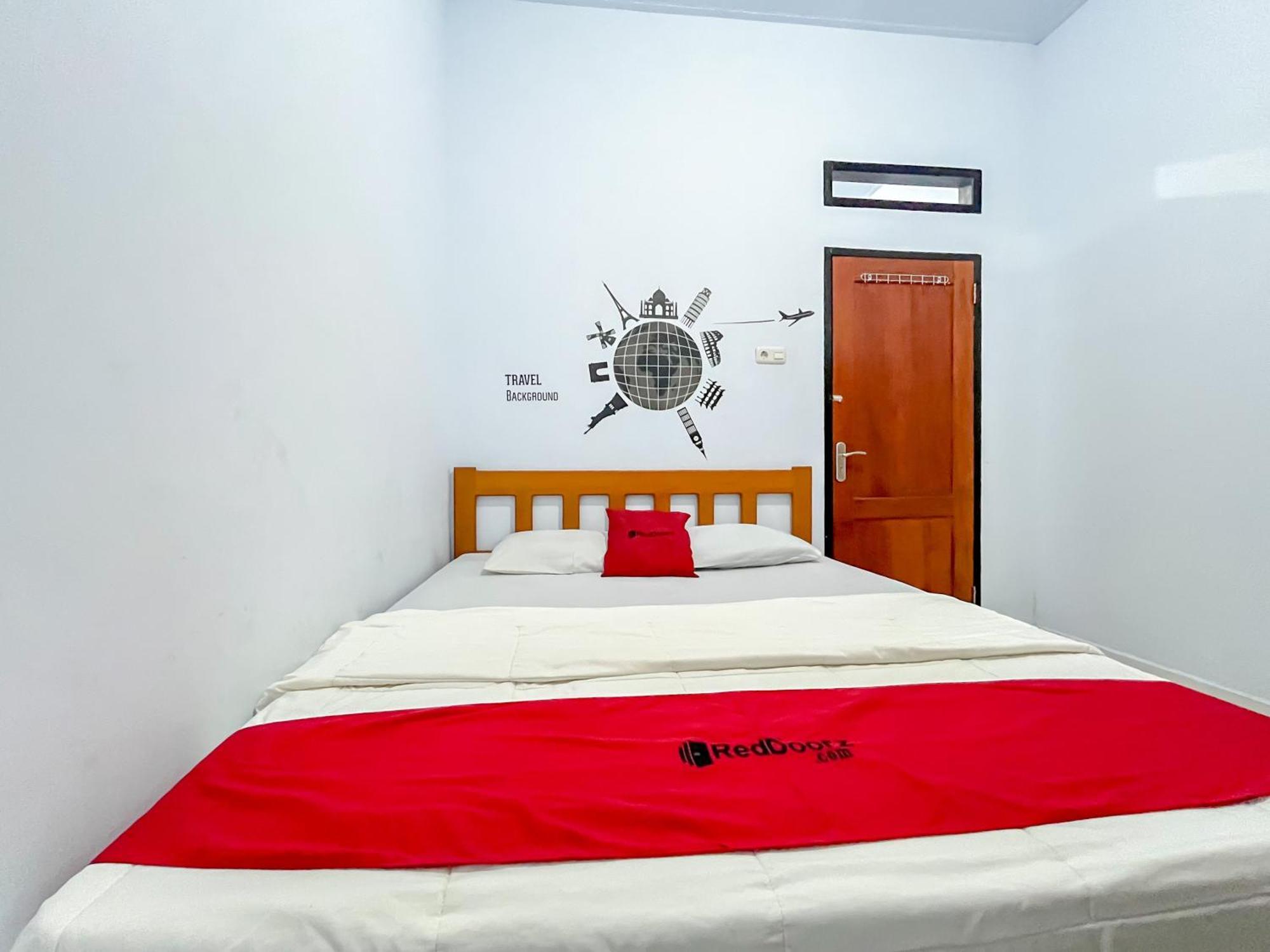 Reddoorz Syariah At Home Ampana Guest House Ampana Kota Exterior foto
