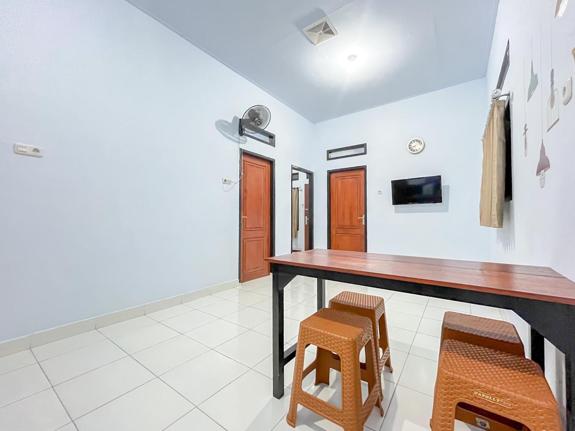 Reddoorz Syariah At Home Ampana Guest House Ampana Kota Exterior foto