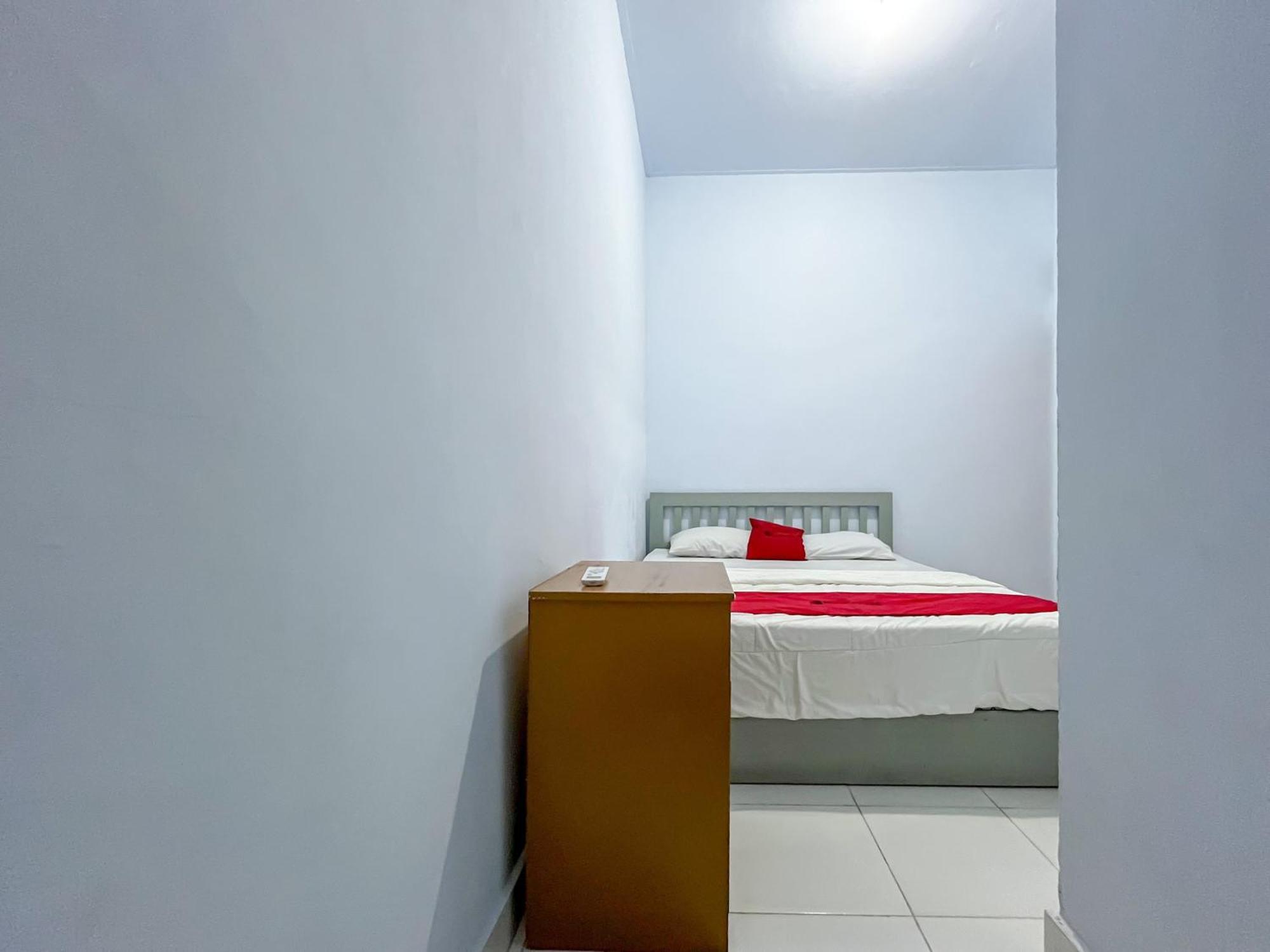 Reddoorz Syariah At Home Ampana Guest House Ampana Kota Exterior foto