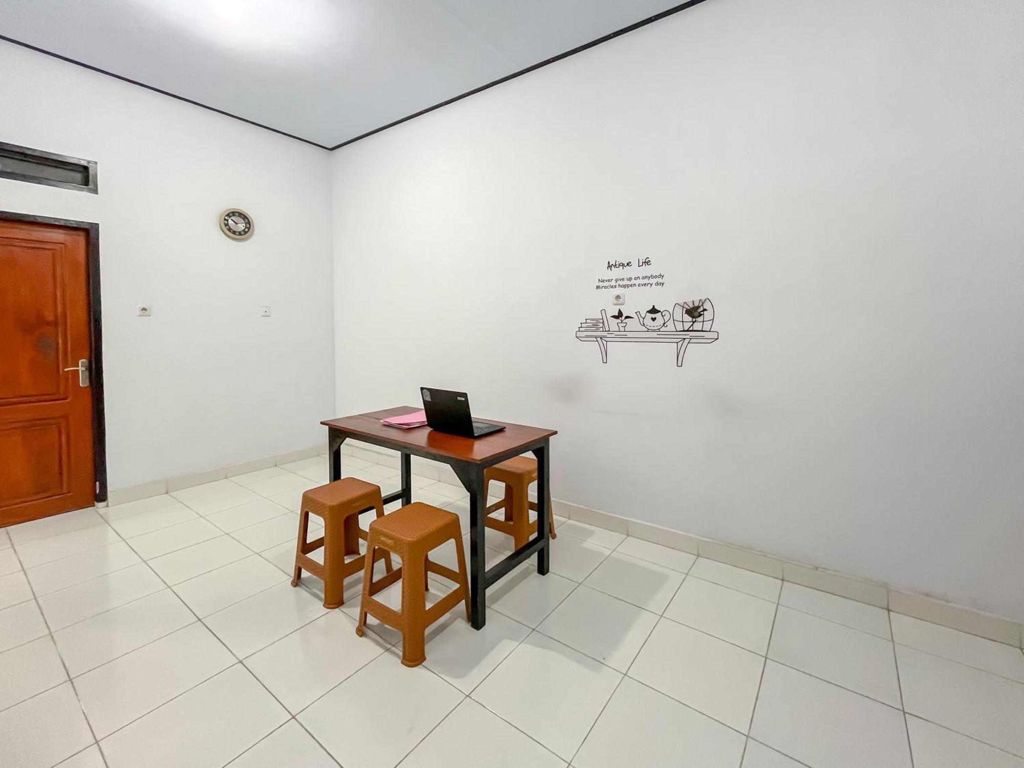 Reddoorz Syariah At Home Ampana Guest House Ampana Kota Exterior foto