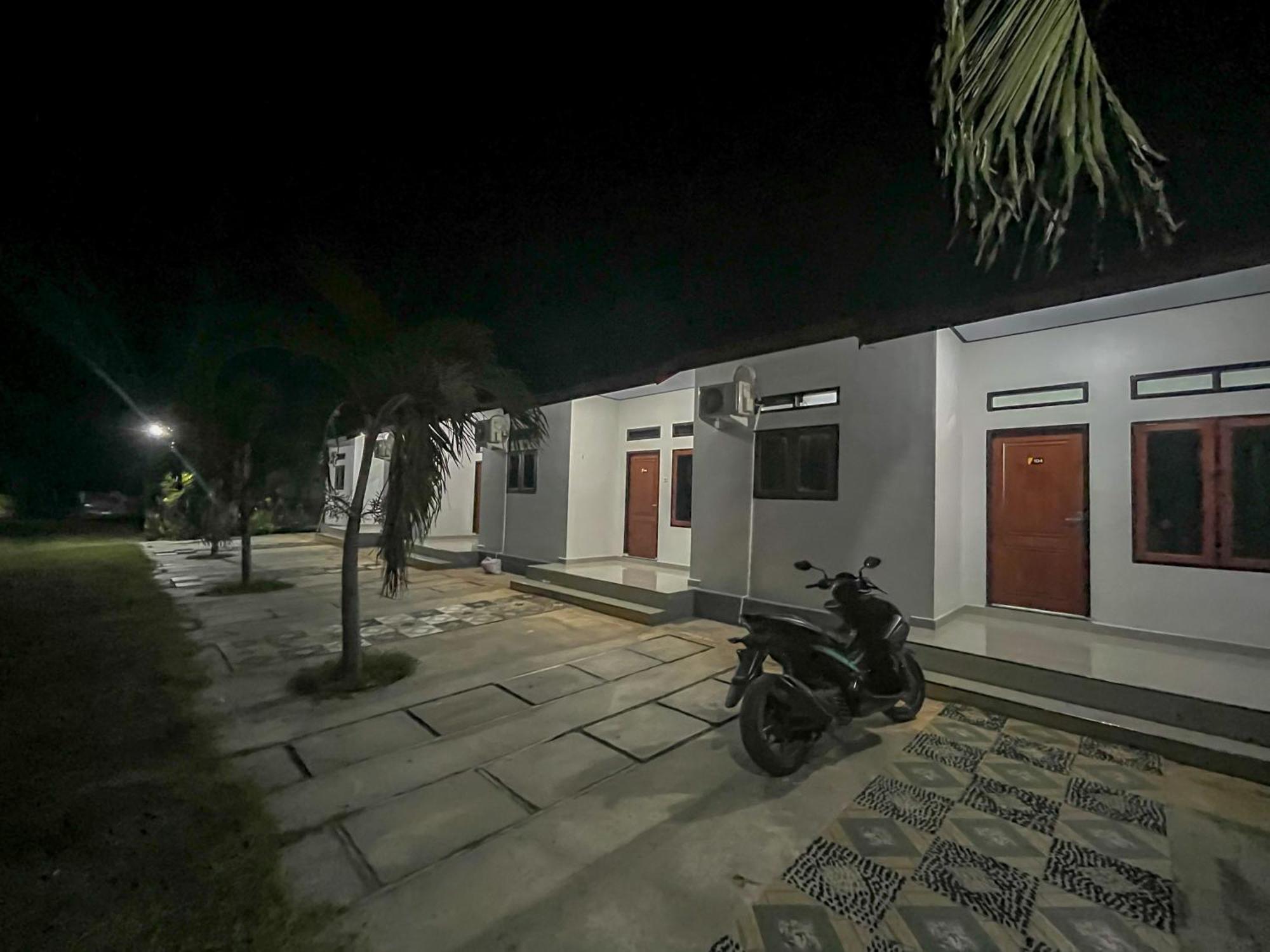 Reddoorz Syariah At Home Ampana Guest House Ampana Kota Exterior foto
