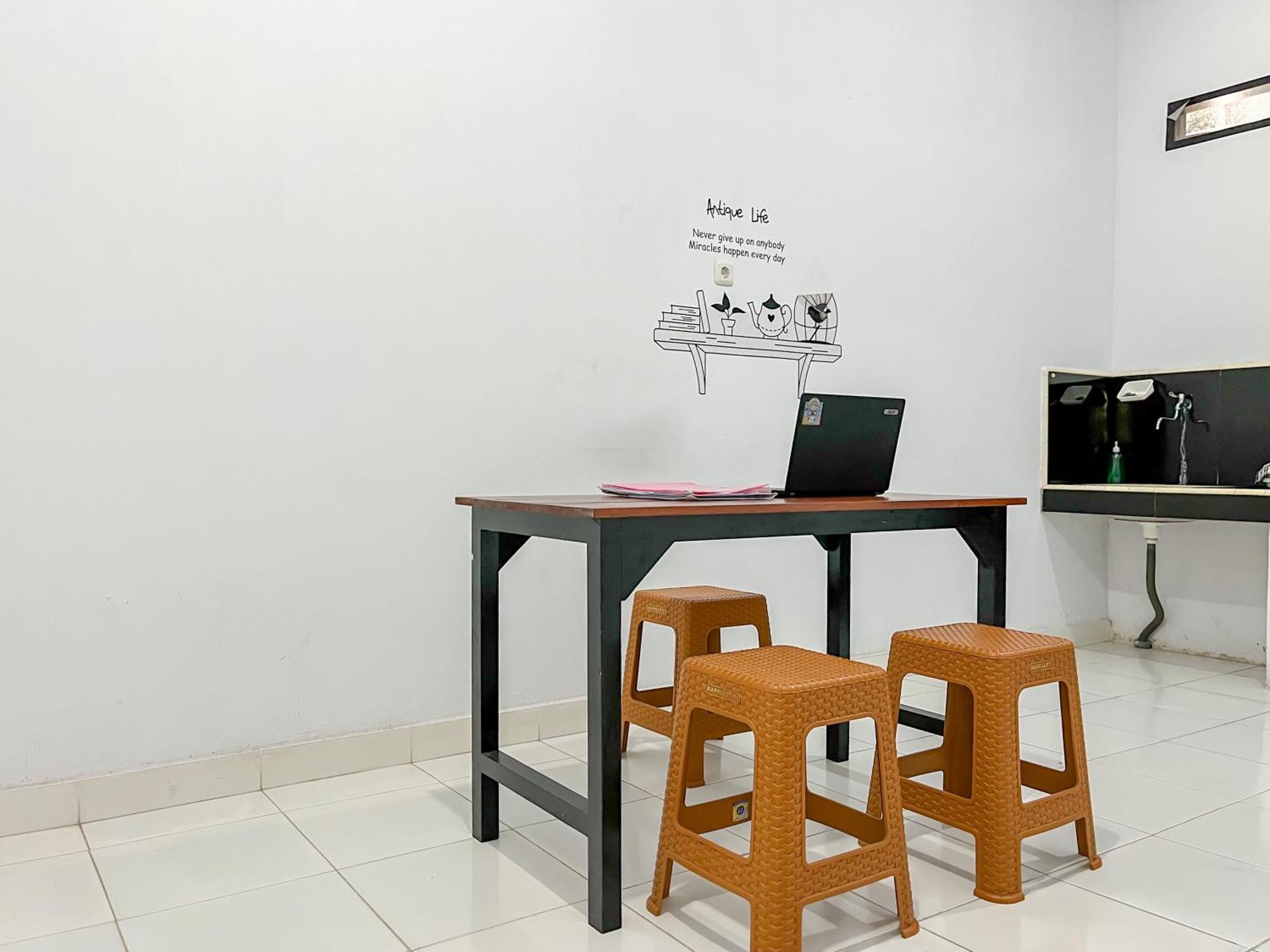 Reddoorz Syariah At Home Ampana Guest House Ampana Kota Exterior foto